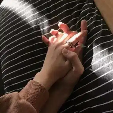 情侣头像牵手一对两张牵着你的手伴你到永久