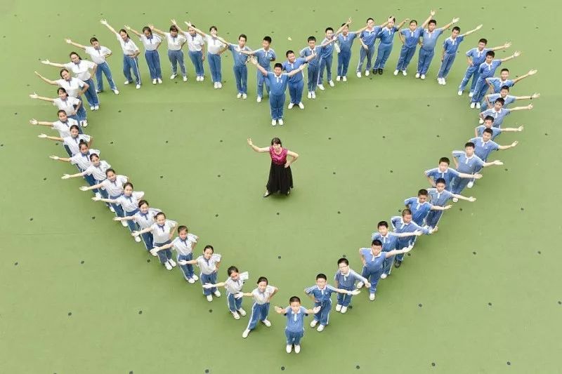 pk易烊千玺吴磊这波超催泪创意毕业照宝安学子又赢了