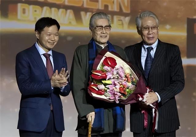 蓝天野:白天当演员,晚上是特工,隐姓埋名75年,2021年被授勋