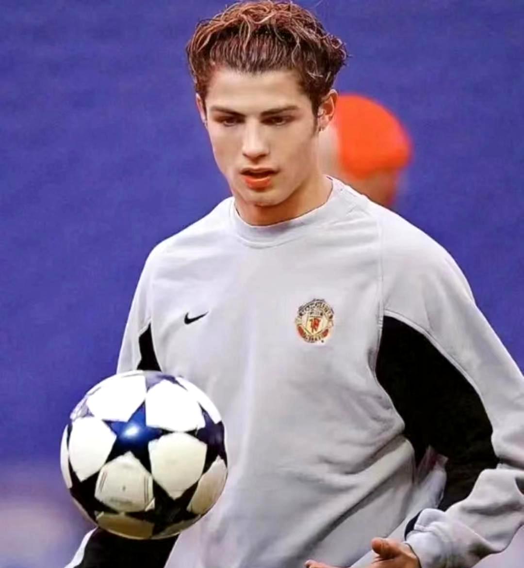 c罗年轻时的外貌真是帅气,让人不得不赞叹.