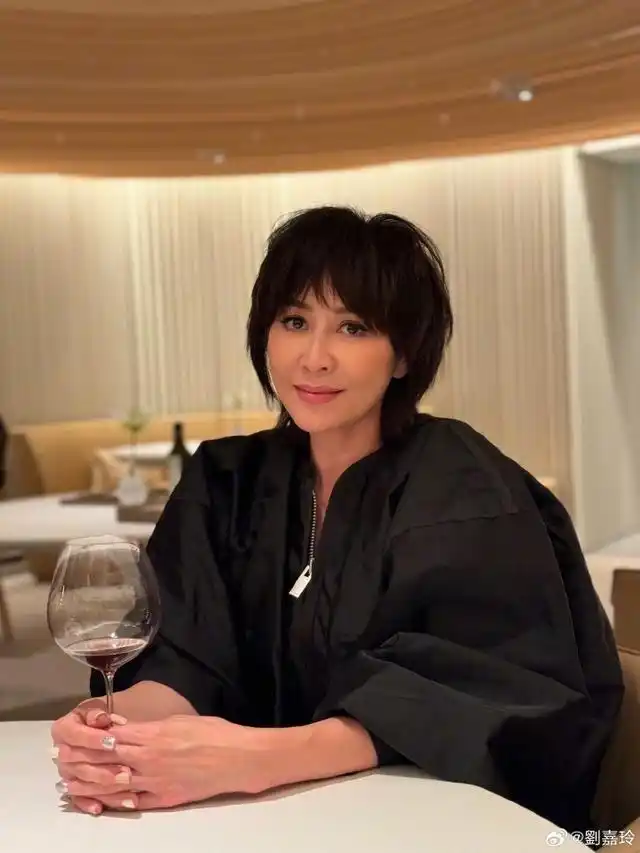 刘嘉玲梁朝伟出游,61岁伟仔穿花毛衣留光头,无滤镜曝光真实容貌