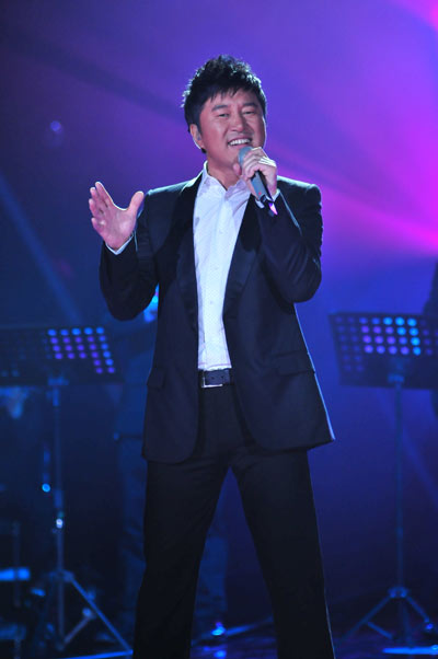 《歌手》突围赛 满文军自信上阵李小双观战