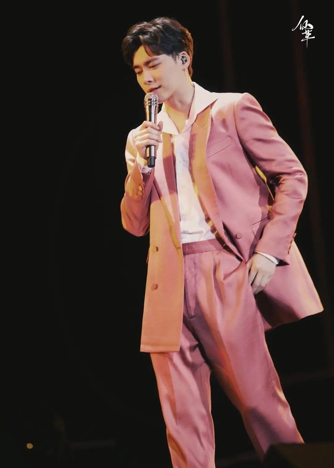 穿粉色衣服的男明星,任嘉伦最温柔,肖战最治愈,李易峰最绝_男星_西装