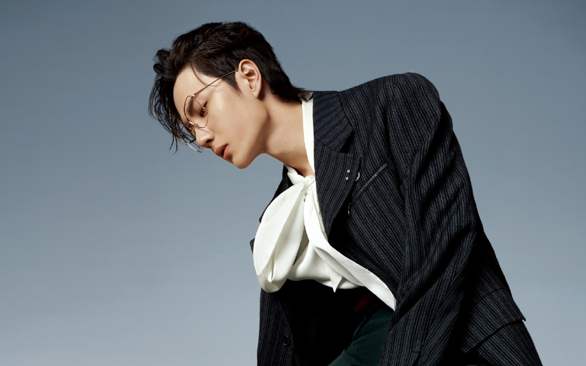 王一博雅痞帅气写真桌面壁纸