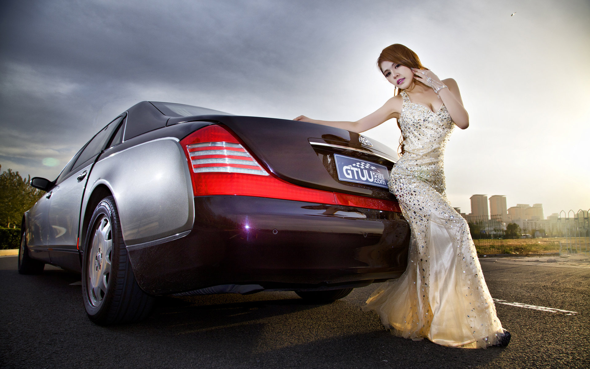 迈巴赫车模性感高清桌面壁纸高清大图预览1920x1200_高清壁纸下载_美