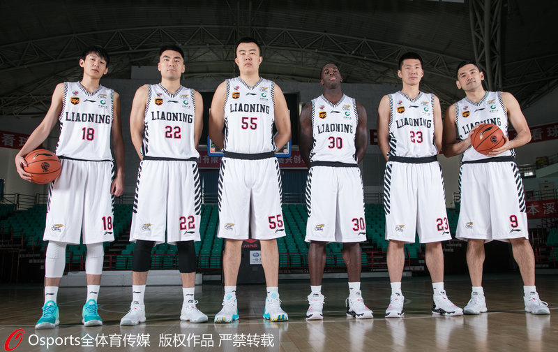 辽宁男篮写真有些拘谨