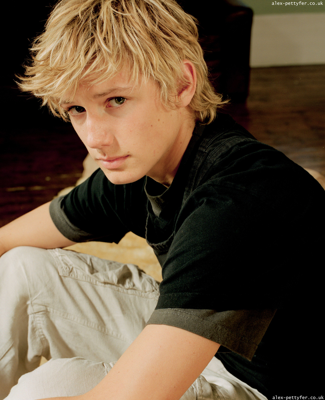 1990年4月10日出生于英国英格兰赫特福德郡斯蒂夫尼奇,演员