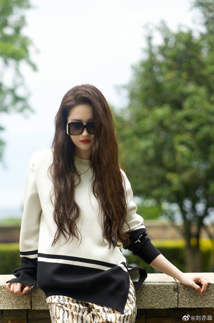 刘亦菲超话#刘亦菲路易威登品牌代言人#转发抽一瓶lv香水(仅抽仙粉,会