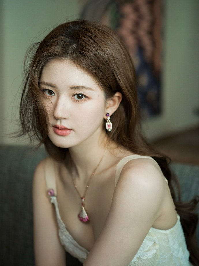 赵露思一组柔美的吊带蕾丝裙写真图集