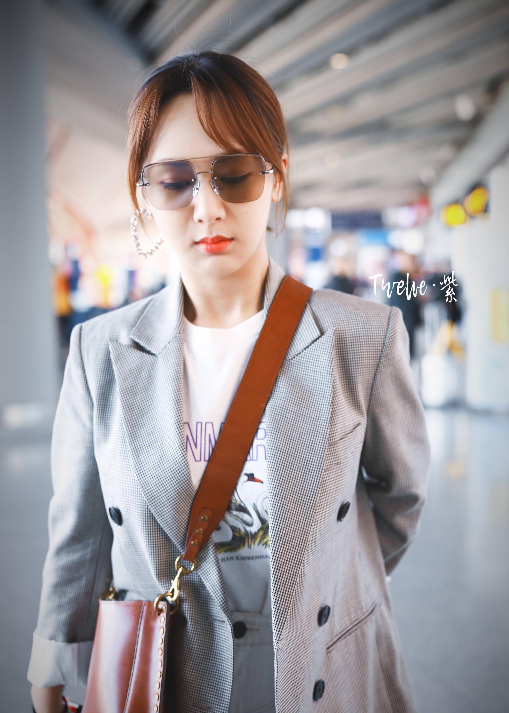 杨紫戴墨镜穿灰色西装现身机场,皮肤白皙面带微笑