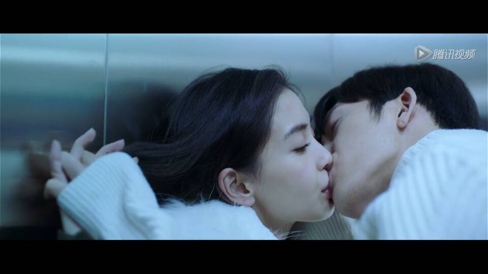 上面正在亲亲的女生是谁  今天 12:12   最佳答案 angelababy(杨颖)