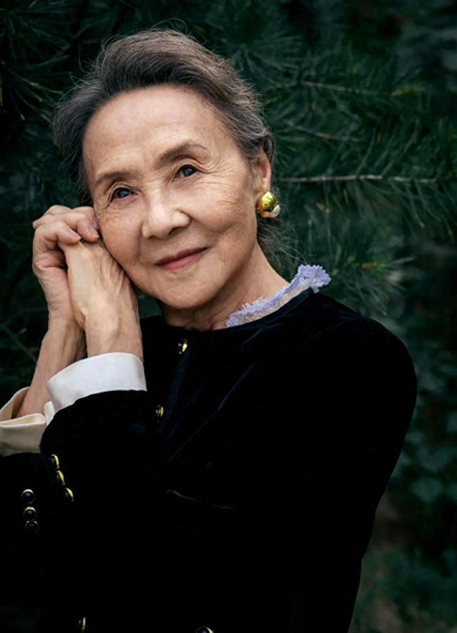 优雅老去的女人有多美?三代女演员同框,满脸皱纹的她却成为焦点