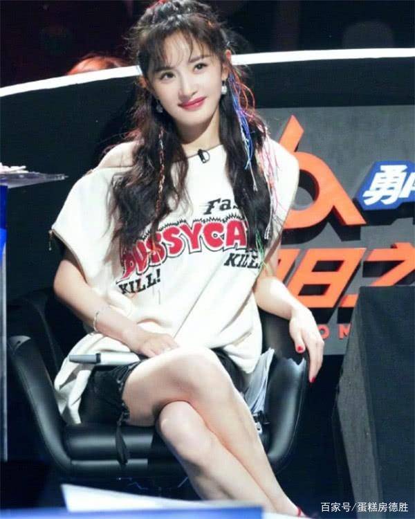 杨幂穿超短裙上台从不怕被拍毕竟麻花无缝腿无人能比