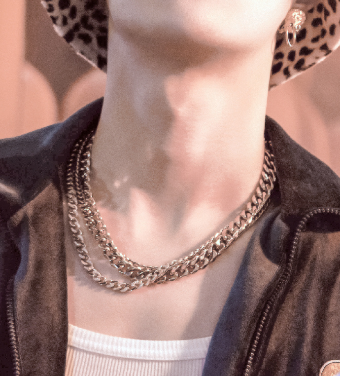 张艺兴[超话]##张艺兴微博之夜#哥哥喉结杀,太要命了张艺兴 zyx