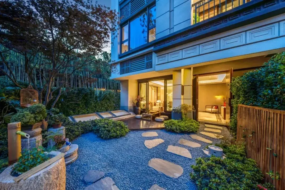 建发泱誉高铁新城难得花园叠墅