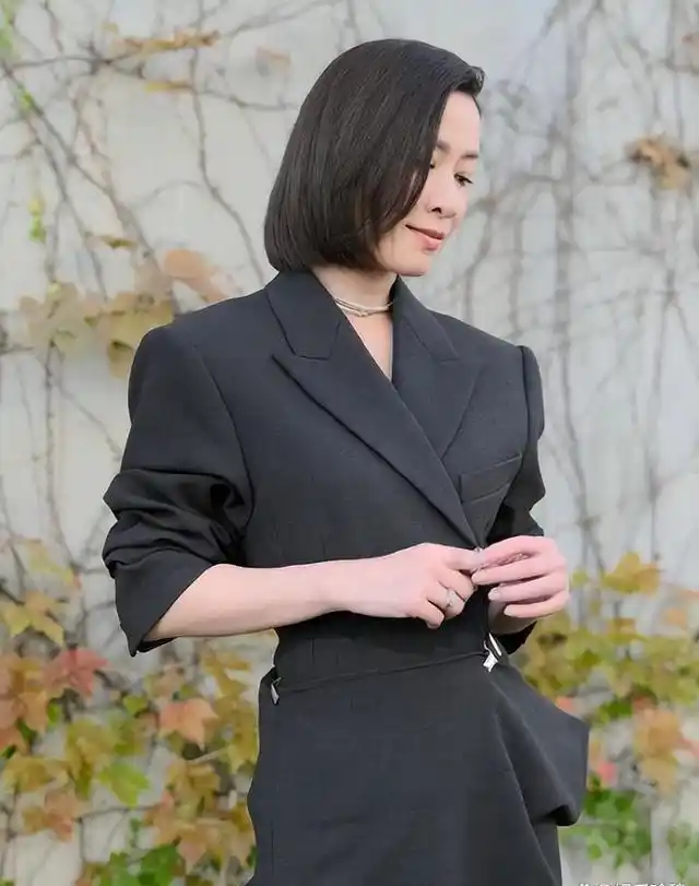 事实证明,48岁没婚姻无子女的佘诗曼,才是真正的"人间清醒"