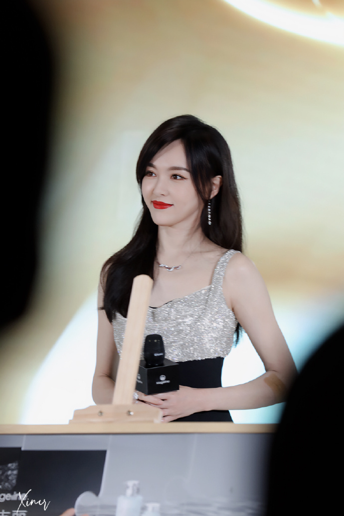 唐嫣超话#唐嫣线下活动#我命运般的老婆好米90下颌线比我人生规划还