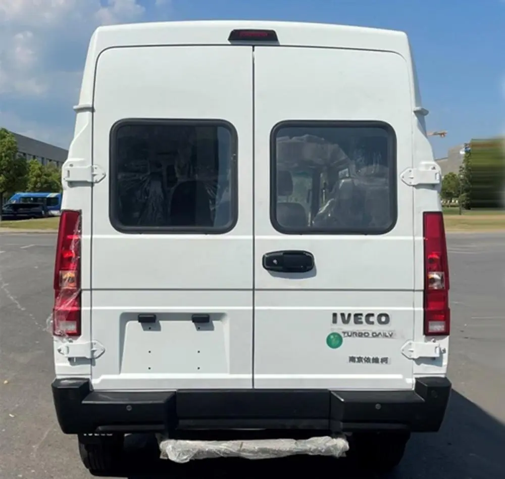 新款依维柯得意实车曝光,换装新前脸,侧滑门,5-9座,柴油动力_腾讯新闻