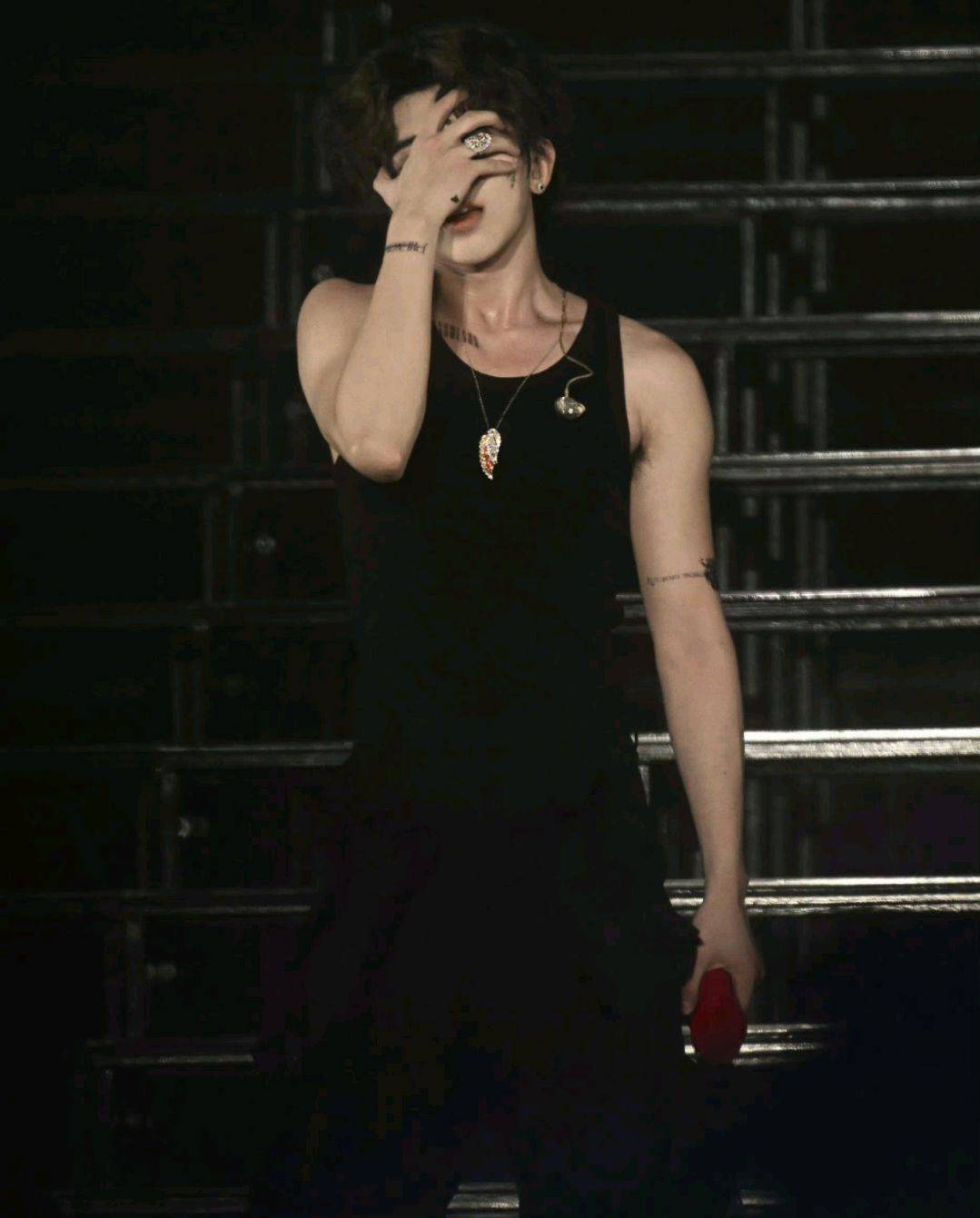 蔡徐坤昔日照片被扒,竟然有六块腹肌,难怪这么多女粉不放弃_演唱会