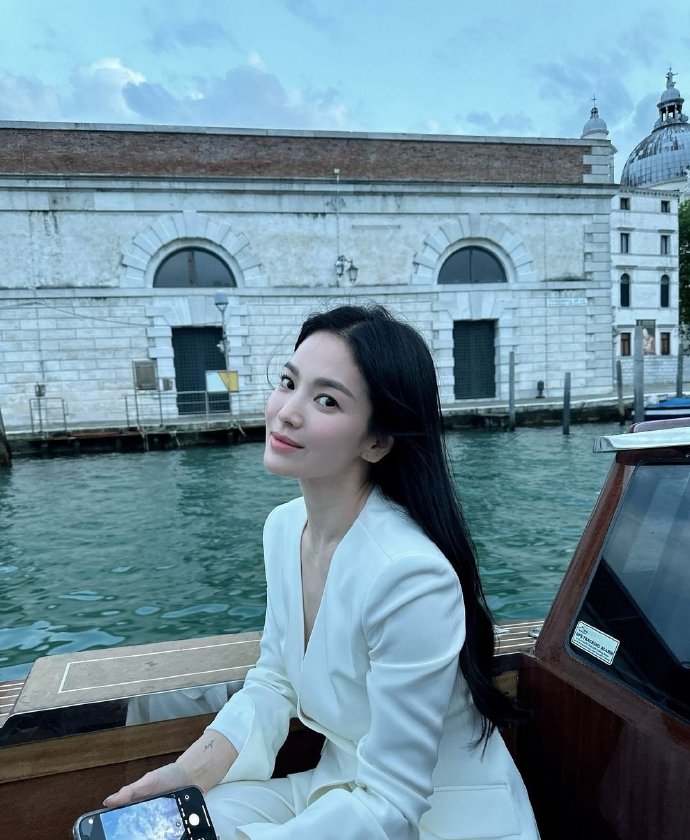 宋慧乔|ins更新chaumet品牌活动造型图,一身白色套装搭配黑长发,一如