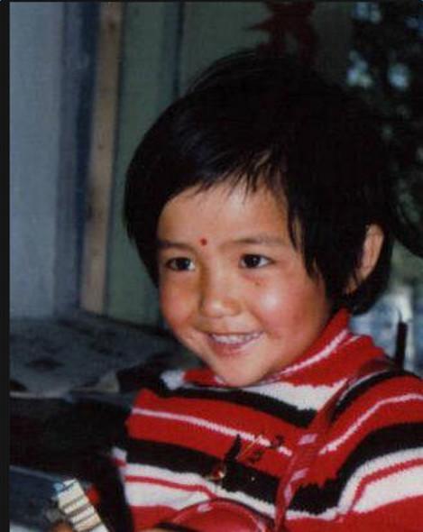 佟丽娅小时候黑黑土土的,像个农村娃.