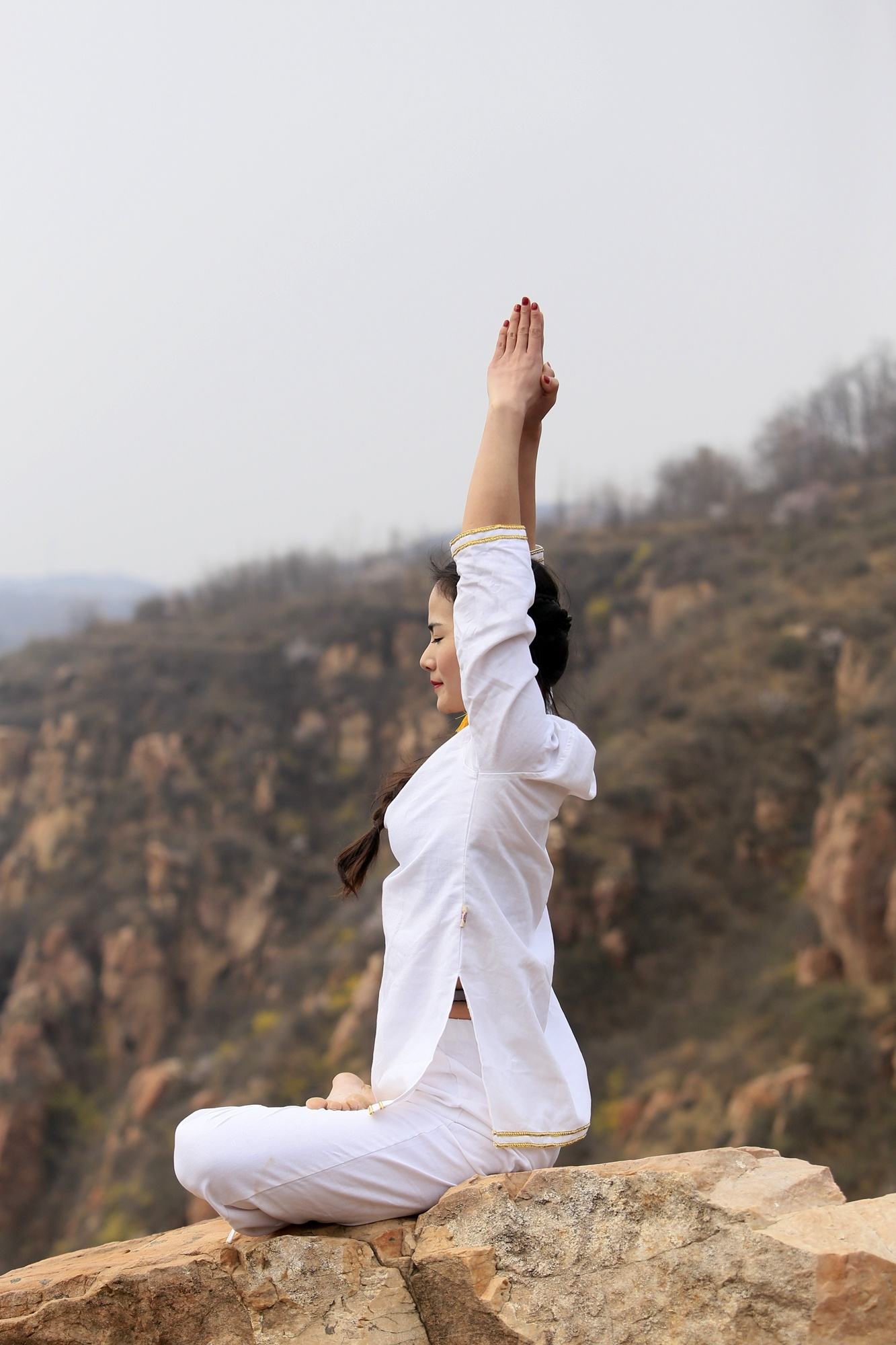 原创一名女士在练习瑜伽极限造型的时候突然从25米高的阳台上坠落