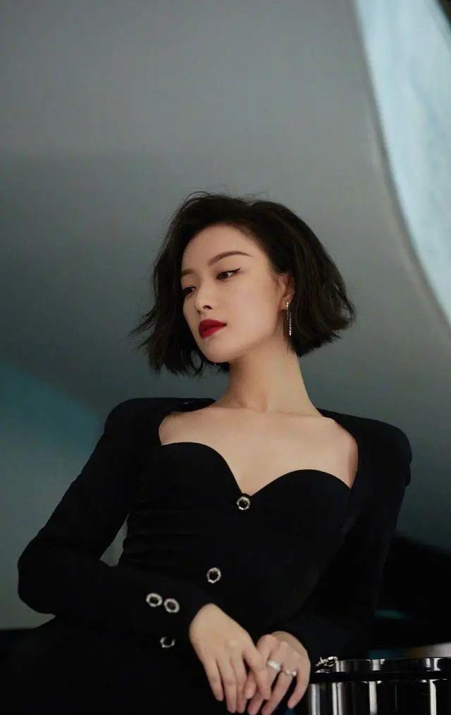 倪妮真的太美了黑裙搭配红唇短发也能如此迷人