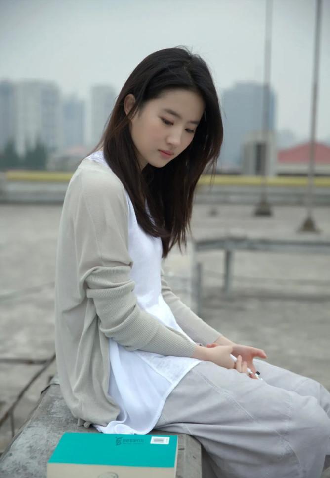 考入了北京电影学院,成为了古力娜扎和周冬雨的同班同学,继续她在演艺