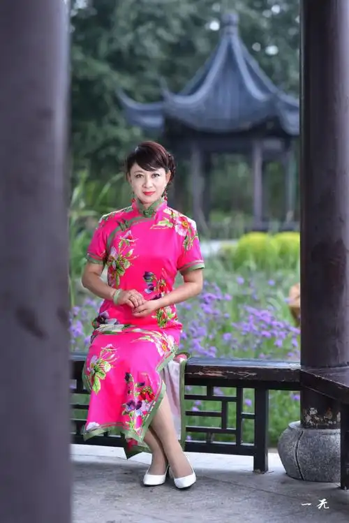 旗袍女人气质华丽优雅,风情妩媚,骨子里透着冷然飘逸的高贵.