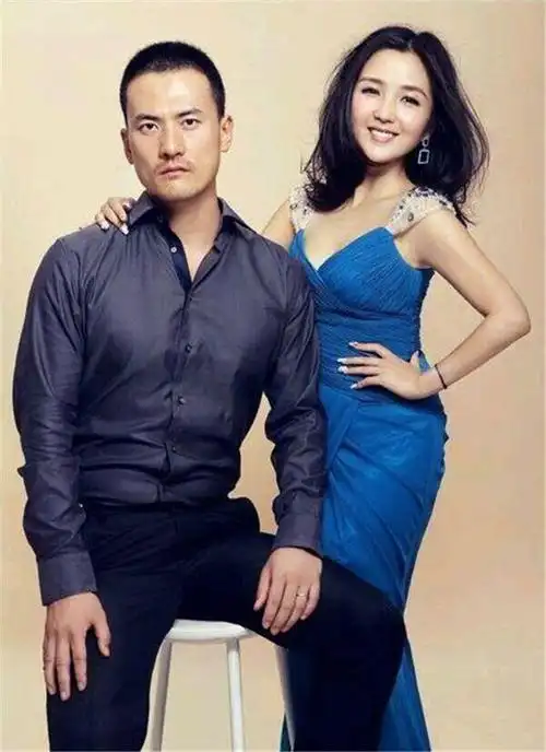 另外,知情人表示,两人结婚时,钻戒,场地,婚纱照,房子,车子都是何洁