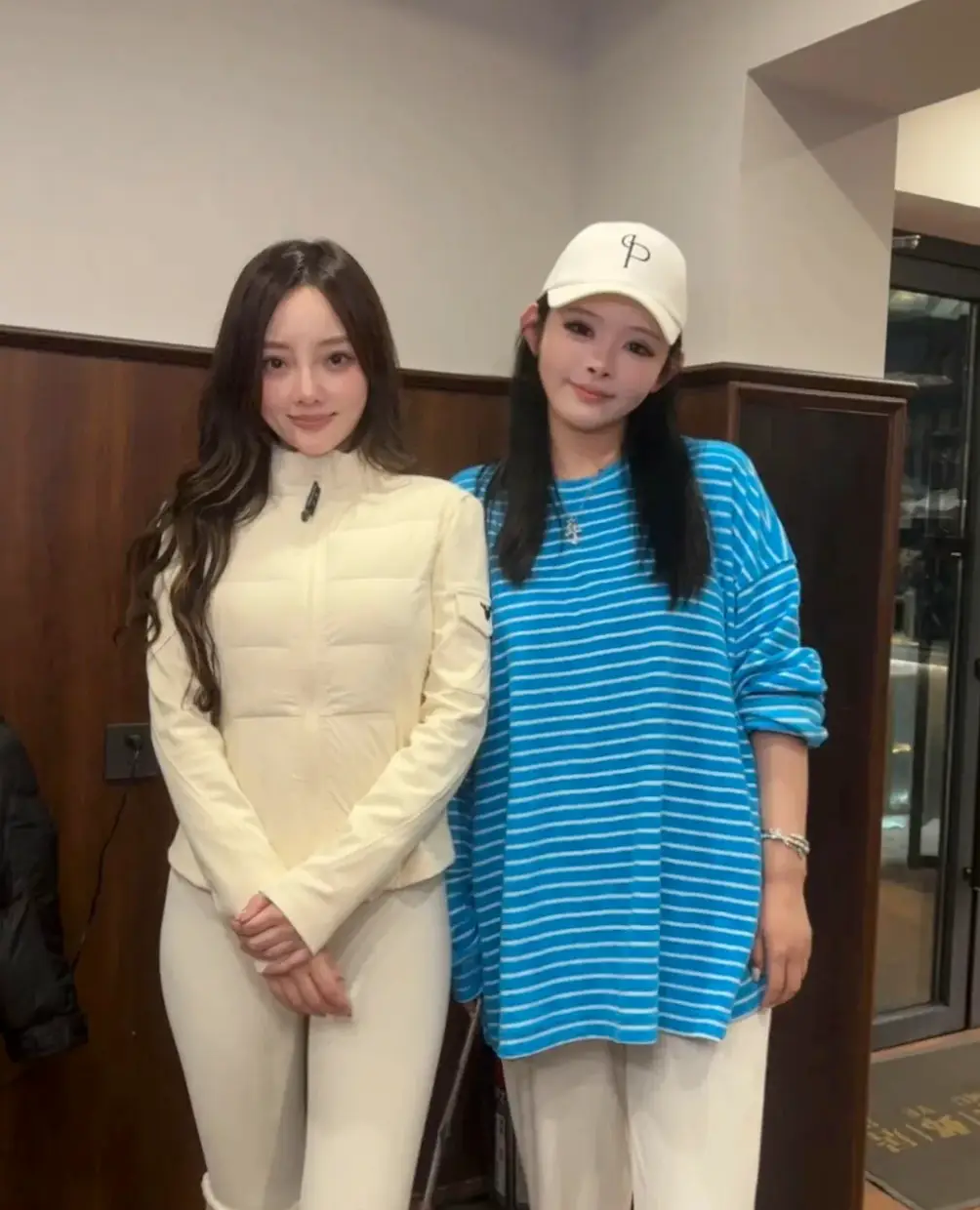 李小璐新疆滑雪被偶遇,43岁皮肤水嫩似蜜桃,羽绒服也穿出曲线感,这