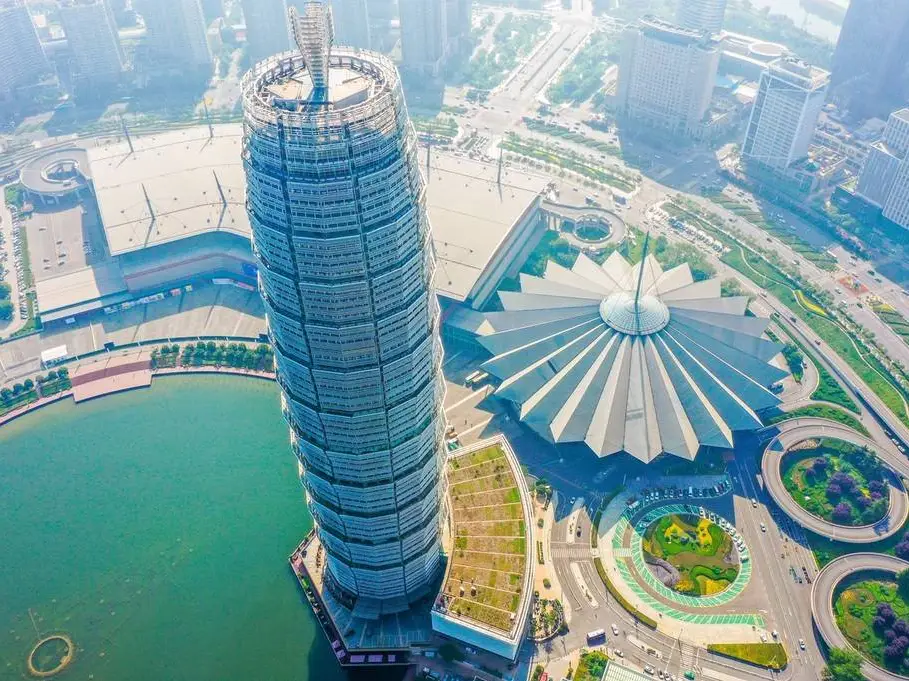 航拍中原第一高楼郑州大玉米外形极具科技感