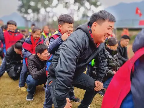 亲近美丽自然 绽放七色光彩———记紫薇小学二年级亲子户外拓展活动