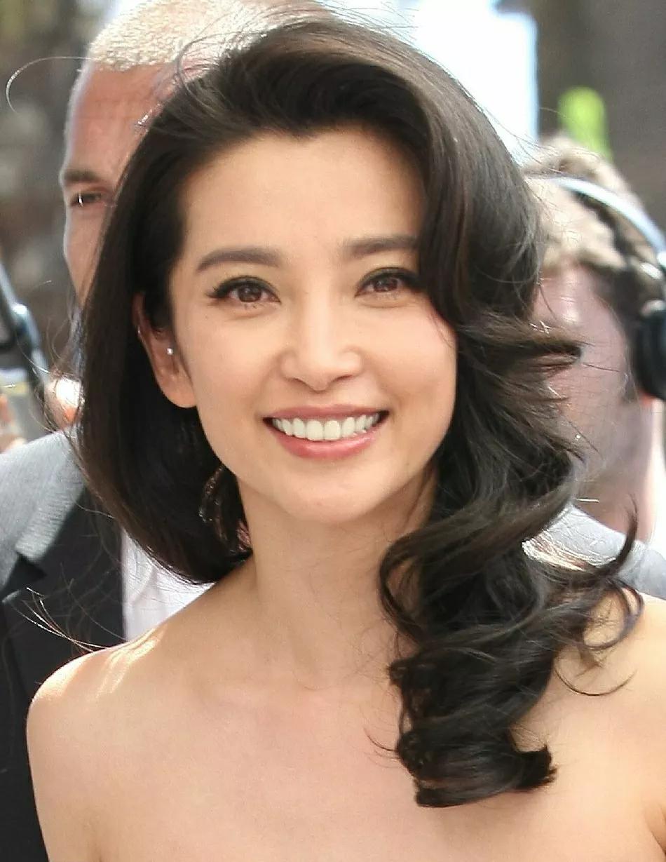 gif创作人# 一次,李小璐和李冰冰拍野外戏时,两人突然拉肚子,找了