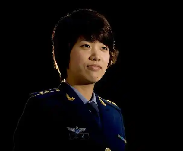 长空花木兰 云中娘子军一一共和国首批歼击机女飞行员肖像集(胡子摄影