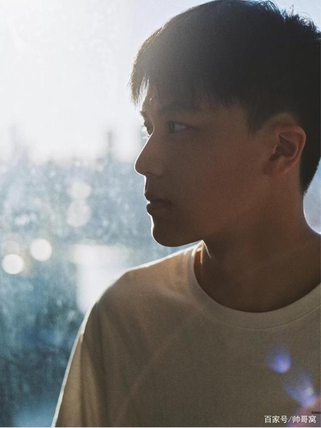 组图:气质型男范,还在睡梦中的小哥哥,起床生活照,都这么萌!