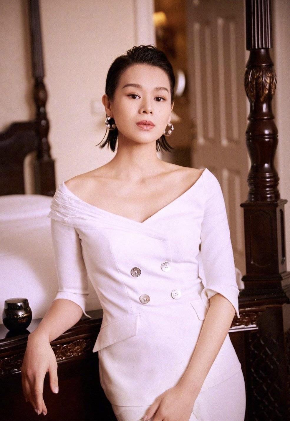 原创胡杏儿超短发造型斜肩设计连衣裙修身锁骨好时尚美出新高度