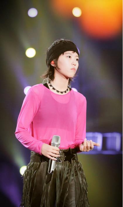 连帽卫衣配工装裤真惊艳,换个发型差点认不出_窦靖童_长发_风格