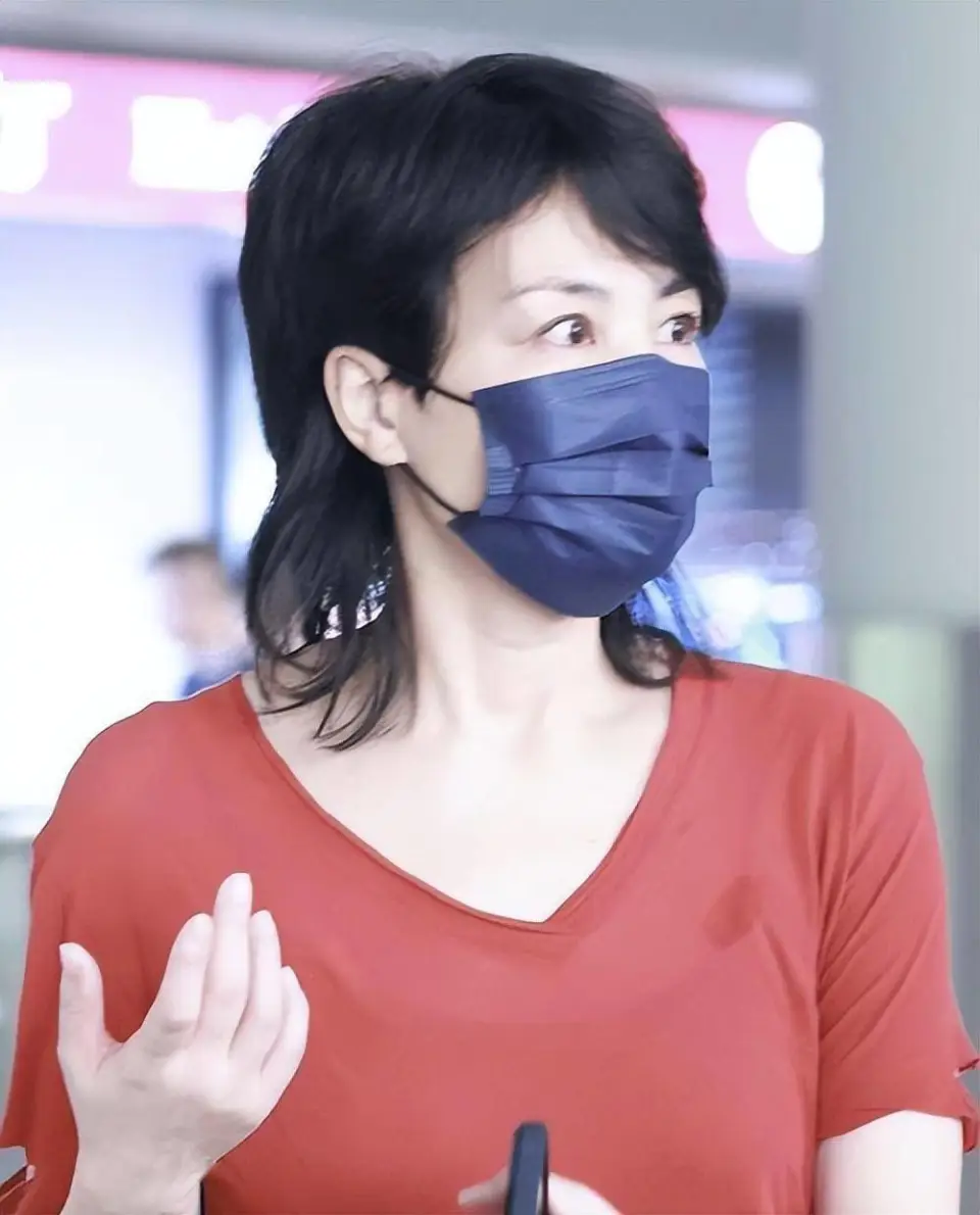 王菲最新近照引热议,撞脸刘嘉玲被质疑医美,天后也有容貌焦虑?