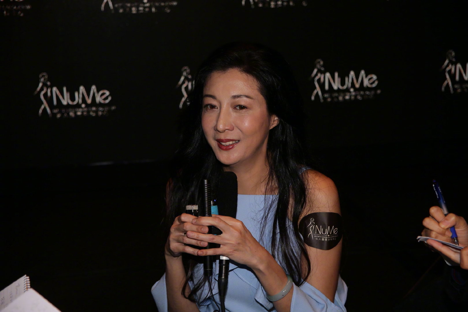 46岁吴绮莉早该这么打扮,穿小短裙超模腿吸睛,放下头发年轻10岁