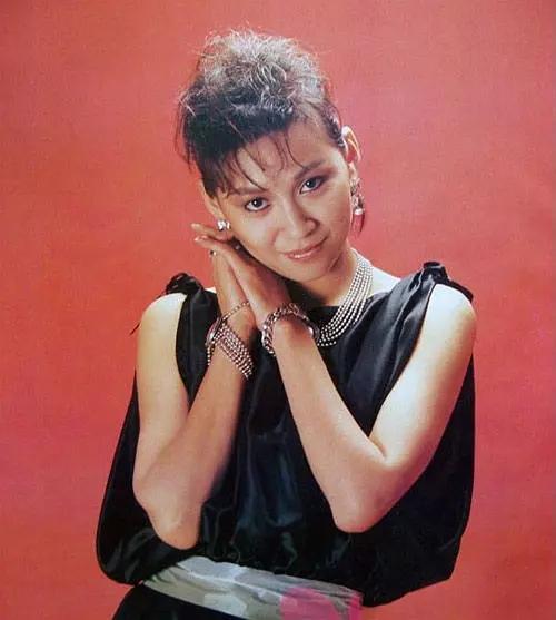 周润发宠妻33年,却膝下无子,陈荟莲刚年过60,看着十分显老