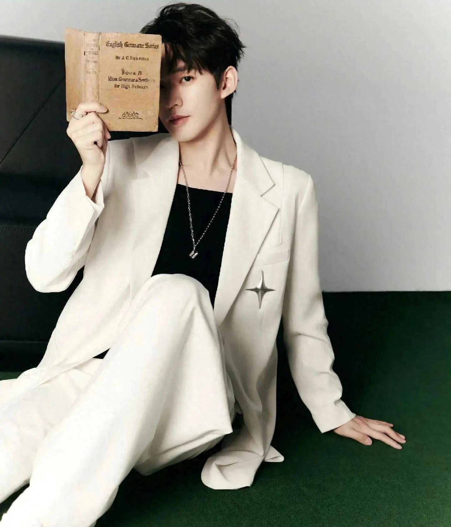 50位男艺人白色西装颜值排名,成毅16,邓为第2,龚俊13谁能登顶