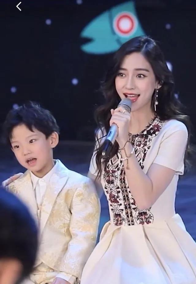 小海绵有时候由爸爸照顾,有时候由妈妈照顾,他是一个阳光快乐的小男孩