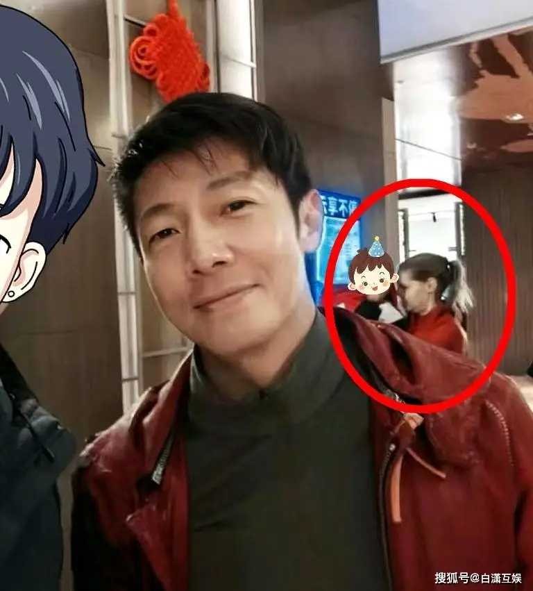 撒贝宁李白带龙凤胎回乡过年,小撒兄妹罕同框,俩混血娃呆萌可爱_带着