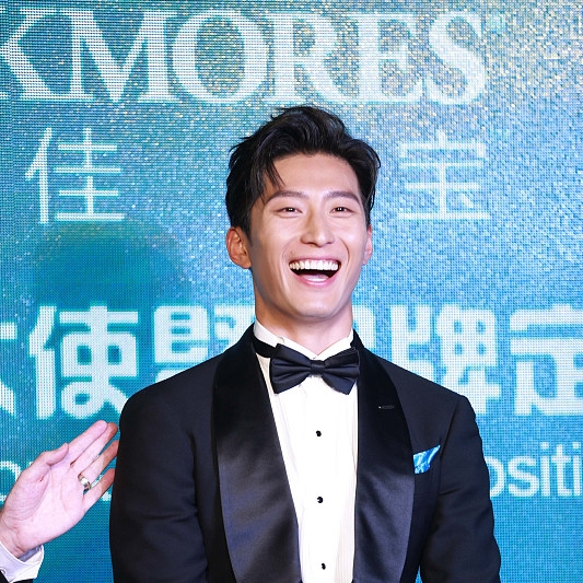 洁白牙齿大笑搞怪,窦骁黑色西装搭配白衬衣,阳光开朗绅士范