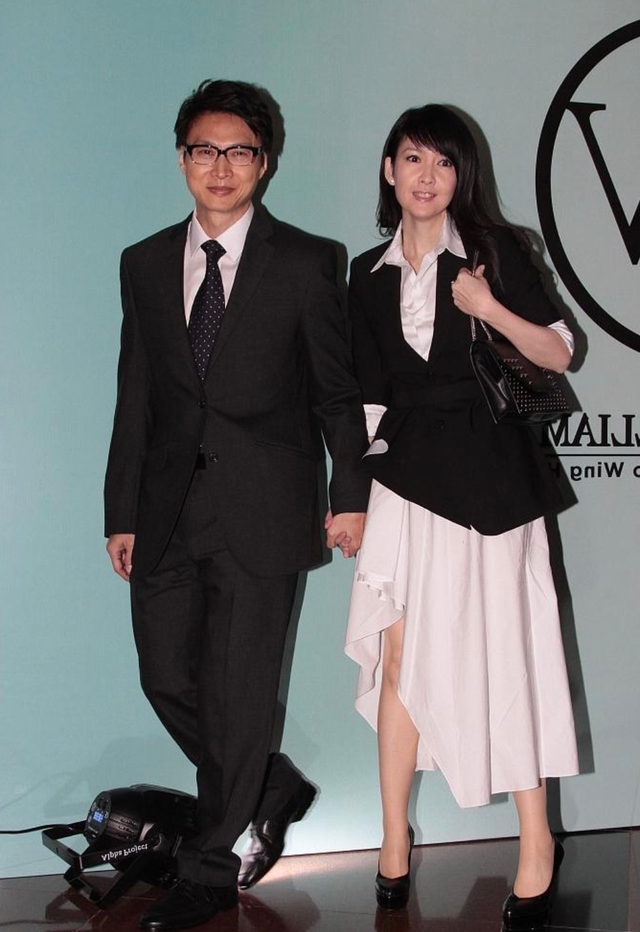 岁月不败美人!周慧敏和老公合体亮相,白裙飘飘魅力无限