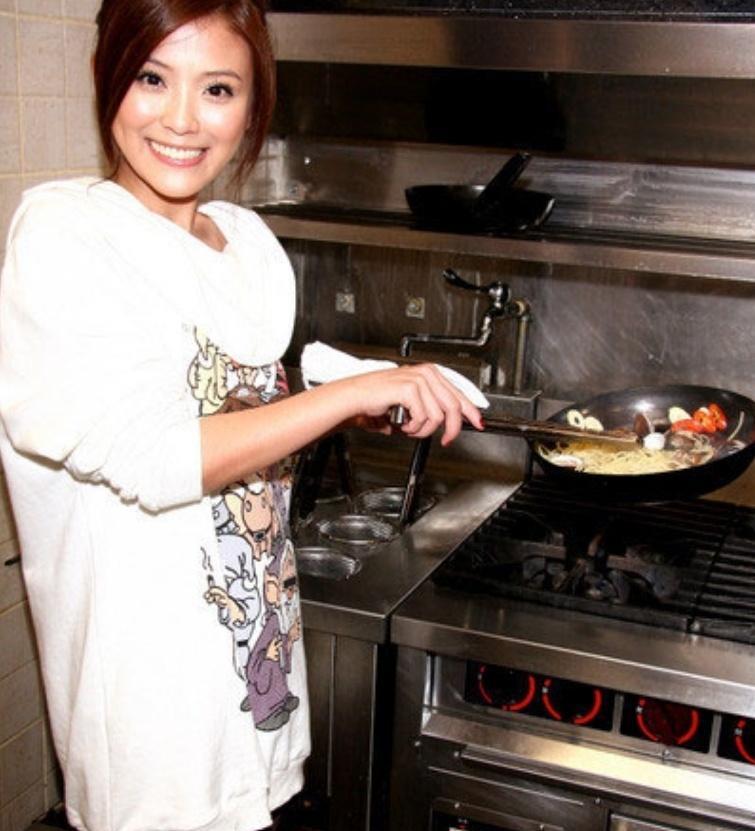 卓文萱挑起时尚大梁,黑色王星丝袜搭配白色卫衣尽显公主气质!