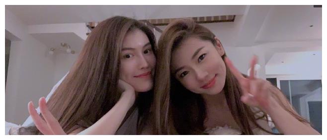 郑恺前任心情好何穗去程晓玥家做客两人趴着也要玩自拍