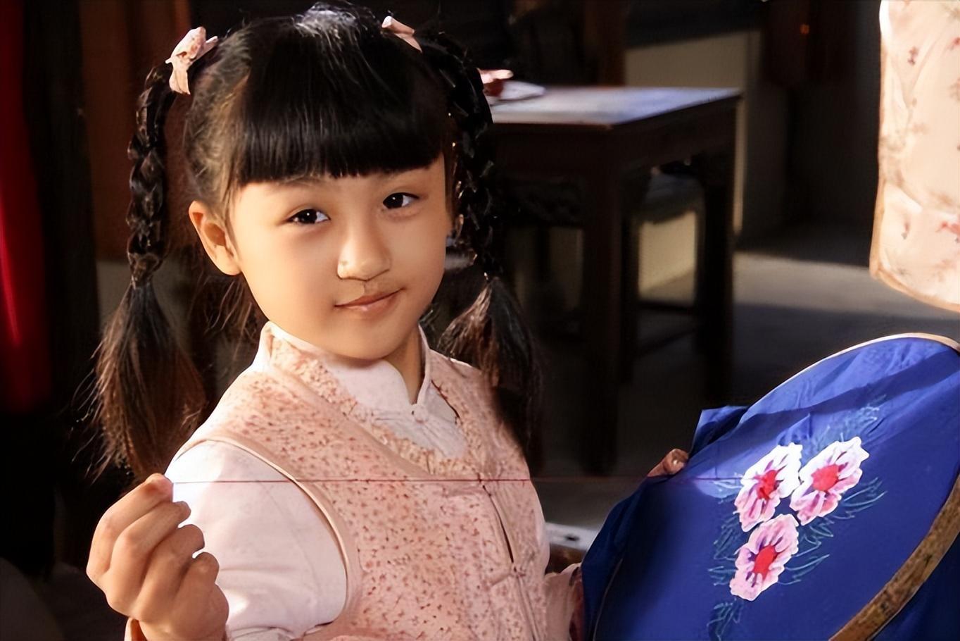 陆子艺,6岁时曾受邀参加2007年央视春晚,当晚她身穿红色服装,手拿