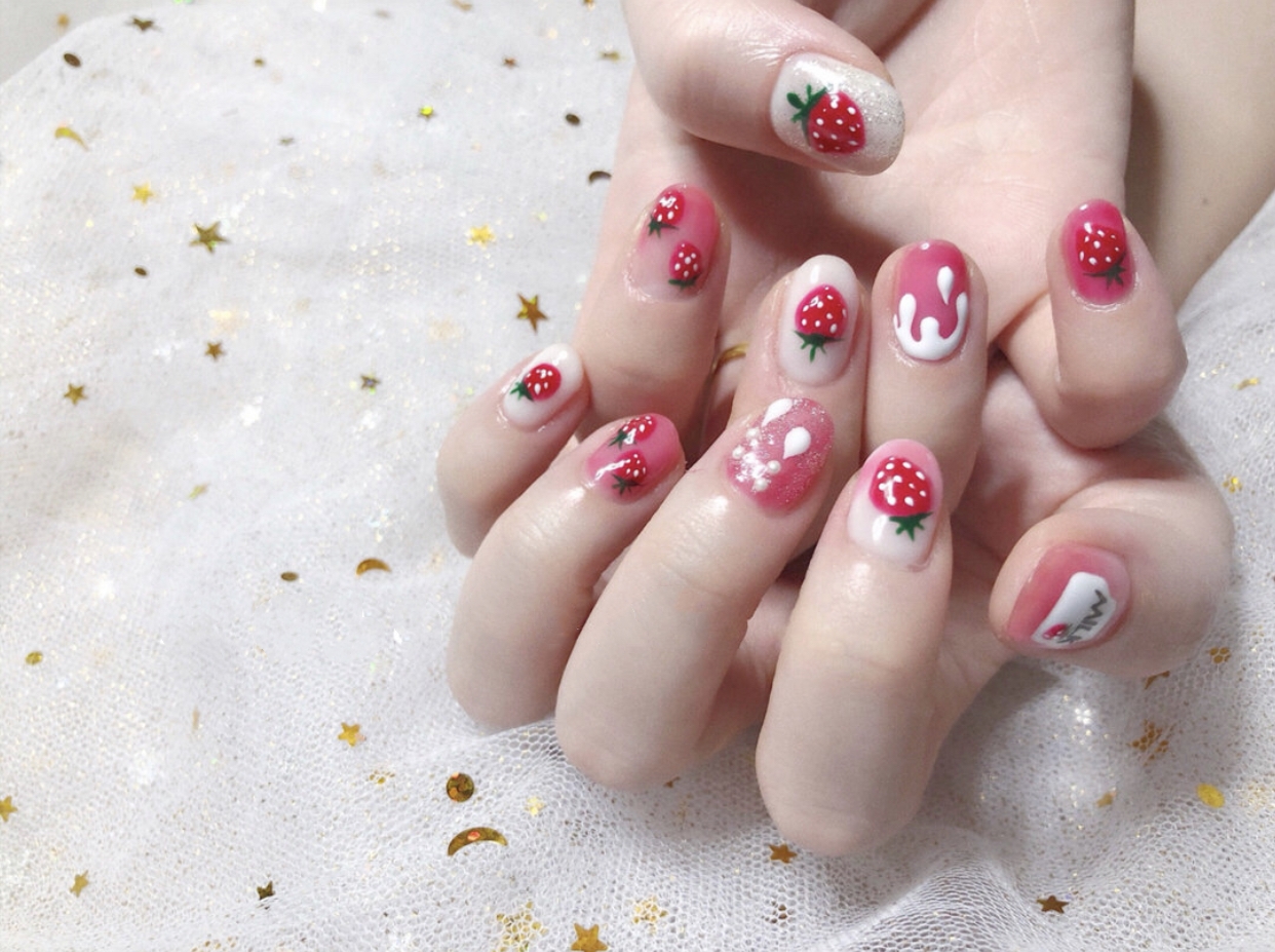 春日专属的甜甜系草莓美甲承包了你指尖全部的可爱